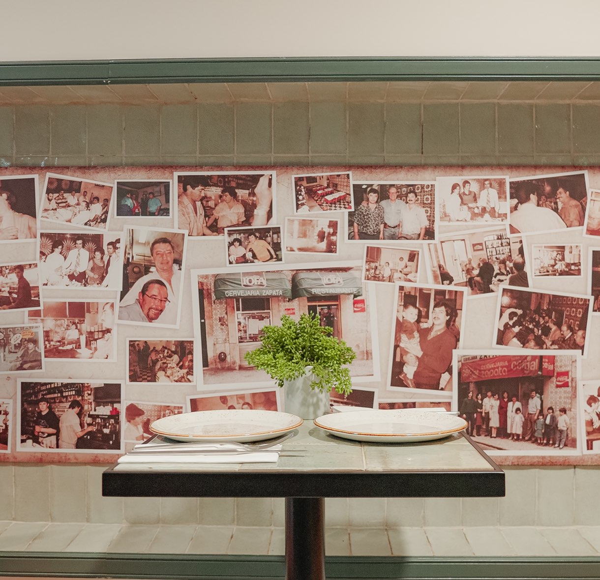 Mesa junto à parede de fotografias de família