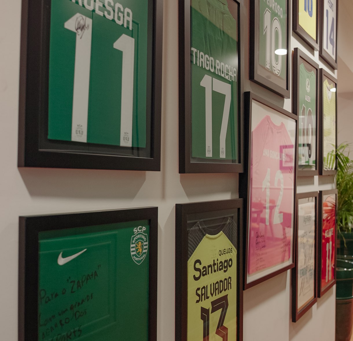 Camisolas de futebol emolduradas na parede