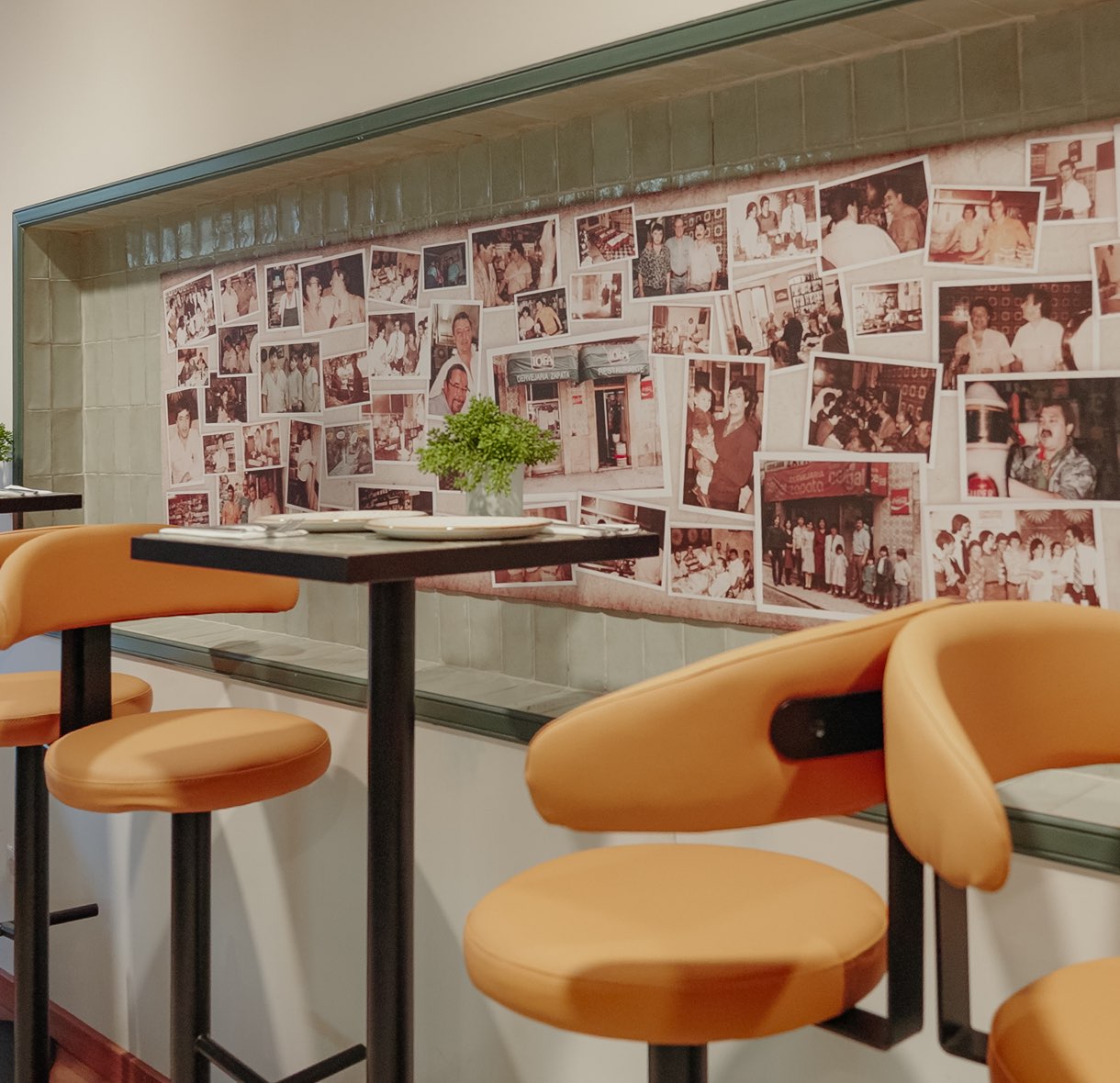 Bancos altos junto à parede de fotografias das famílias da Cervejaria Zapata
